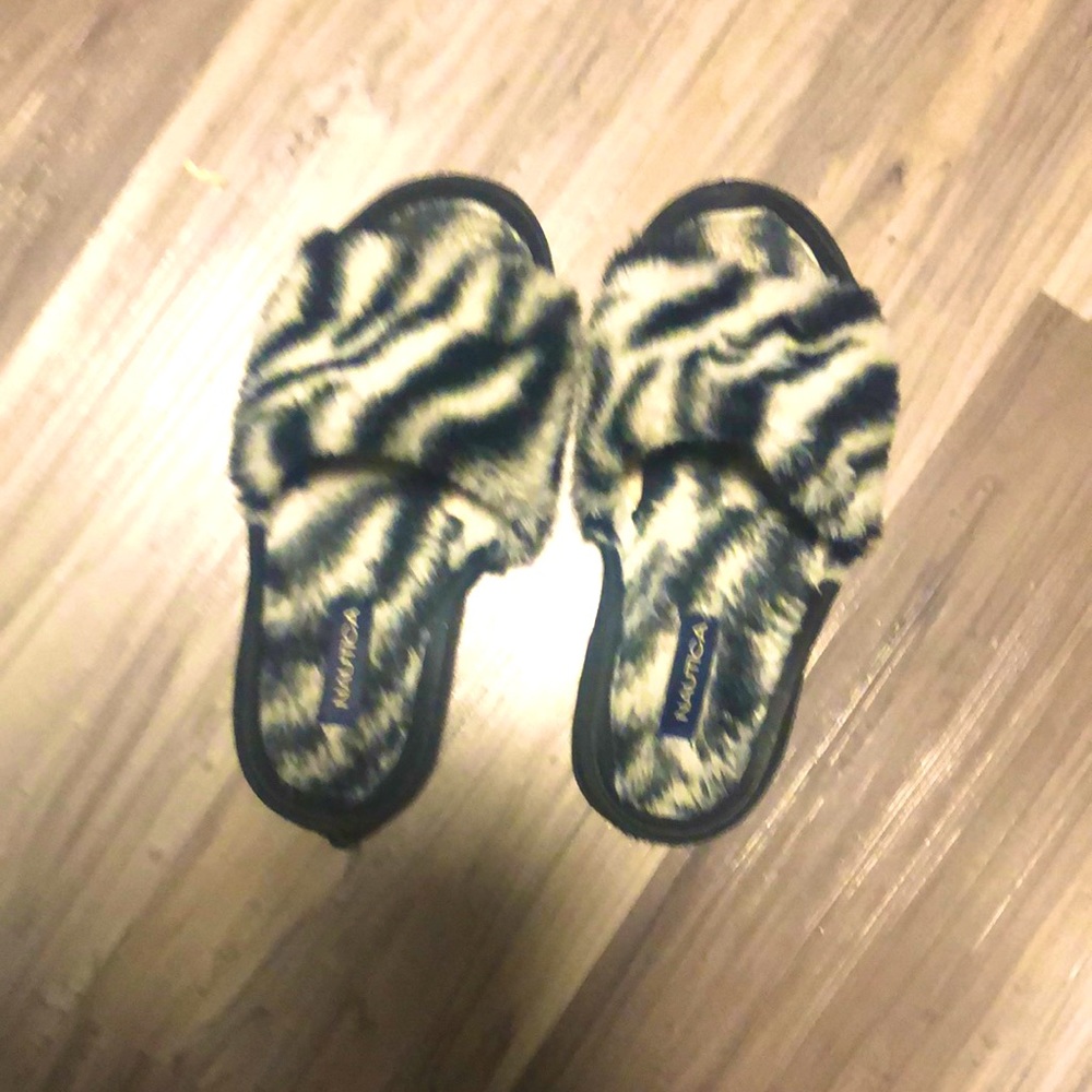 very comfy and so zebra white and black, striped Nautica size eat slippers